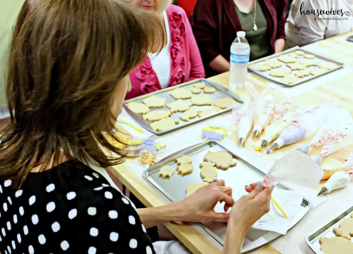 Dotty demonstrates cookie decorating methods