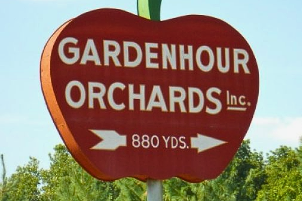 Apple picking at Gardenhour Orchards in Smithsburg, Maryland