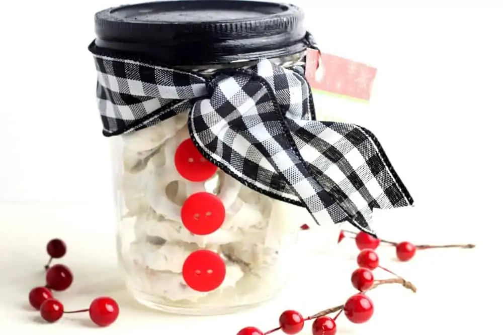 https://www.housewivesoffrederickcounty.com/wp-content/uploads/2020/12/Snowman-Mason-Jar-2.webp