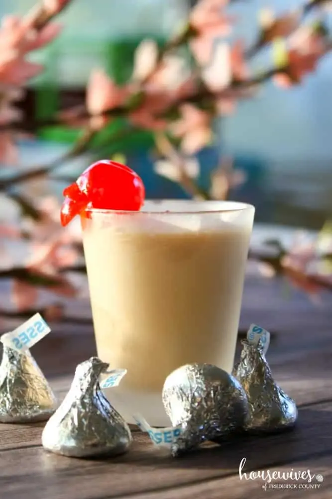 Dessert Cocktail For Valentines Day: Chocolate Kiss Shooter!