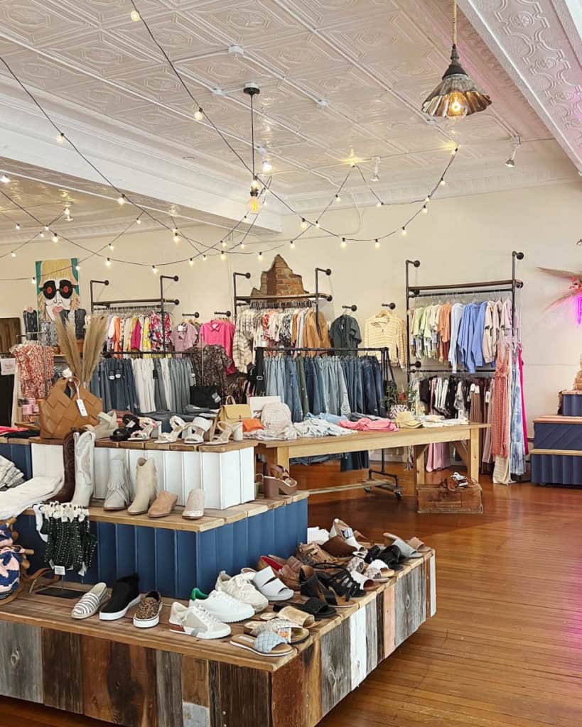 2 cute clothing store sale